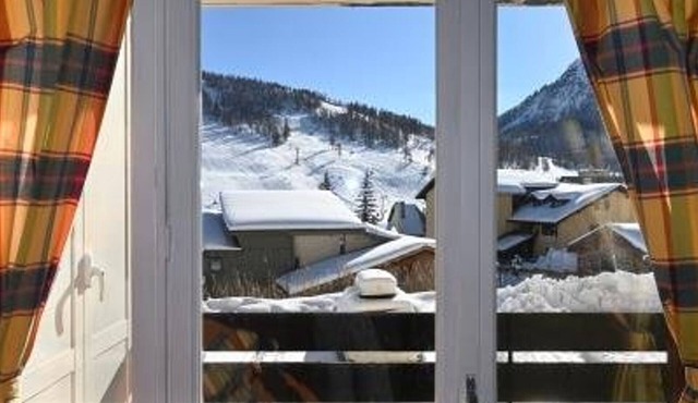 Sunny Studio with Parking, South-Facing Balcony, and Ski Storage