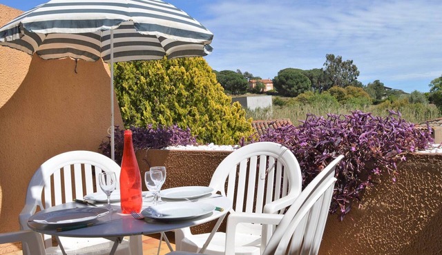 Sunny Studio with Terrace & Parking Near Saint-Clair Beach