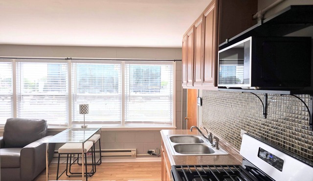 Sunny, Stylish 1BR in Historic Beverly Perfect for Travel Pros -3 Beds