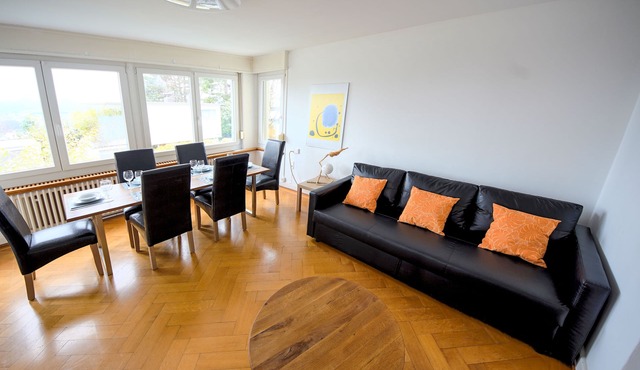 Sunny & Stylish 3 Bedroom Apartment, 20 min from city centre. 1st Floor.