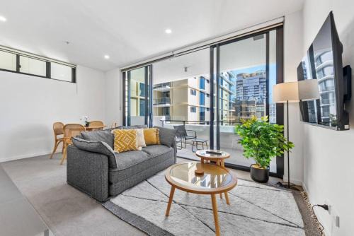 Sunny Stylish Central Best Location Pool Gym