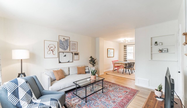 Sunny & Stylish Manayunk Cottage w/Private Back Yard