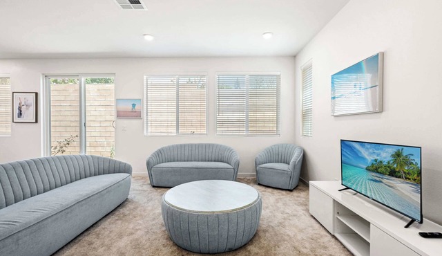 Sunny & Stylish Near LA 4BR Home w Desks & Lounge