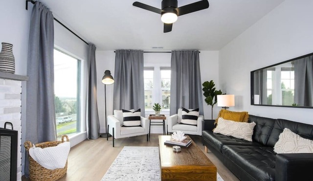 Sunny & stylish space in walkable neighborhood, 15min to pdx