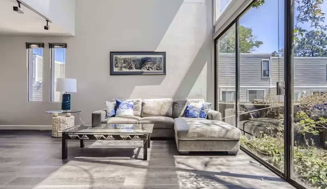 Sunny Suburban Getaway | 4BR Condo + Pool | 30 day