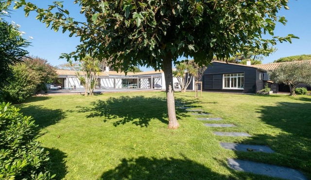 Sunny - Superb villa in a large garden and a ten meter heated pool