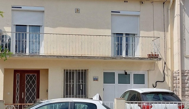 Sunny T4 apartment for 4 to 6 people. 4km from the beach.