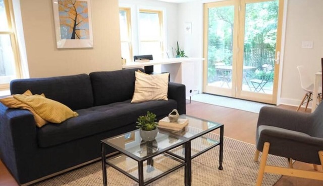 Sunny Takoma Apt., Walk to Metro, Free Parking