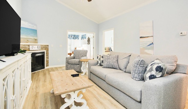 Sunny, third-floor condo with fireplace, pool, & tennis - near golf & beach