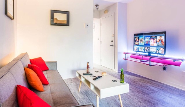 Sunny Top-Floor Apartment Near Metro & Shopping!