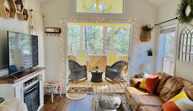 Sunny Treetop Tiny Home! Beautiful Pikes Peak View!