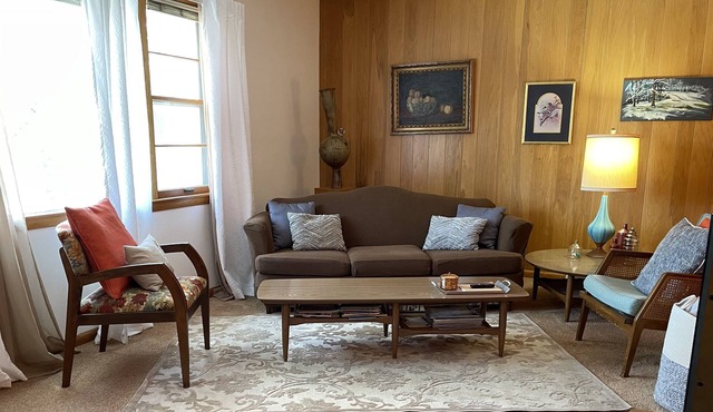 Sunny Upper Flat in Shorewood. Great location, great community!