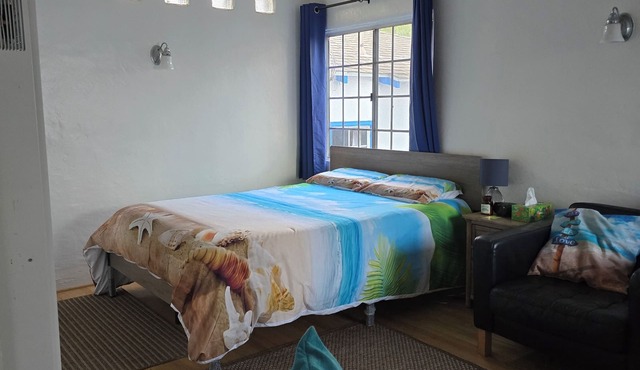 Sunny upstairs apartment 6 blocks from beach