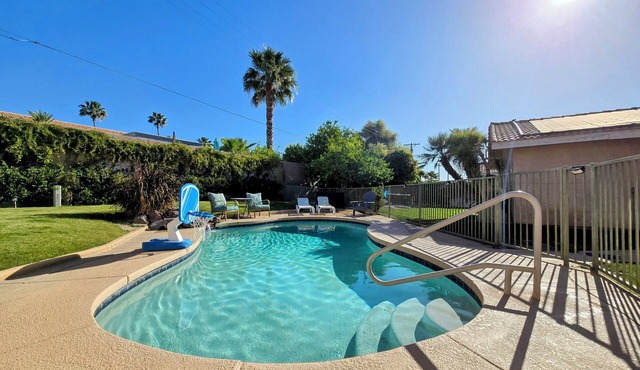 Sunny vacation home w/private pool