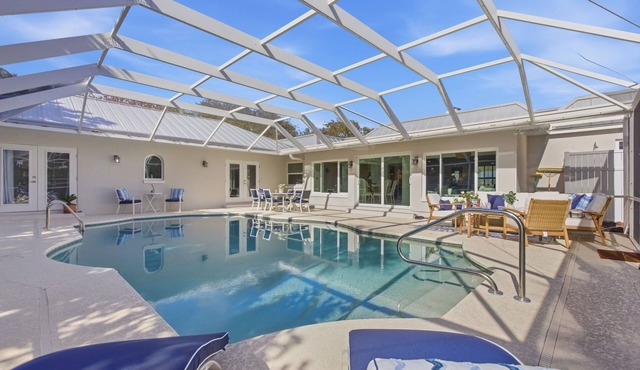 Sunny Vero Beach Escape W/Private Pool, BBQ Grill & Steps to Private Beach Access! 🌴🍹