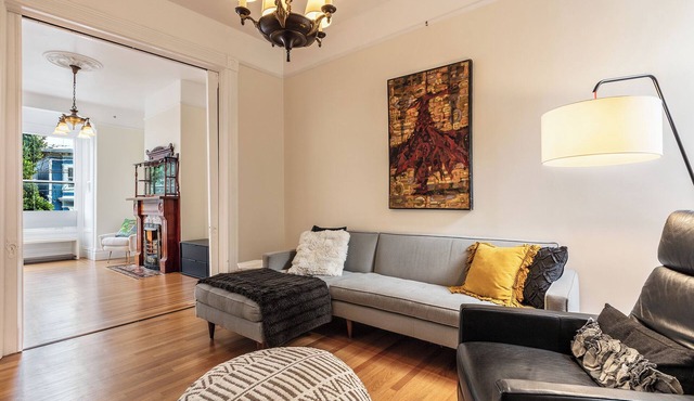 Sunny Victorian Home - Stylish, Comfy, Convenient