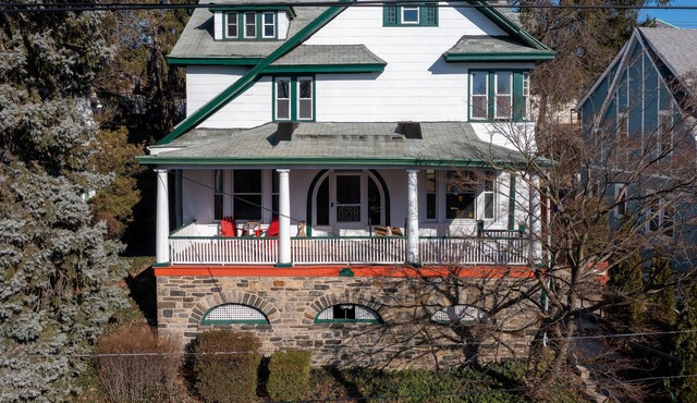 Sunny Victorian House w/porch & yard, 25 mins from midtown NYC