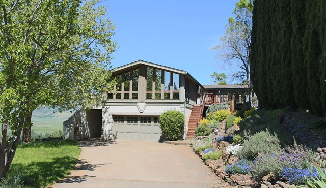 Sunny Villa with Hot Tub & Amazing Views of the Rogue Valley