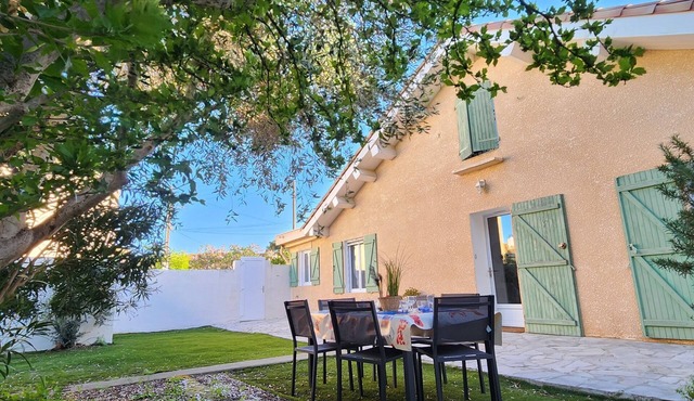 Sunny villa with private terrace, AC & free parking–6 guests–Narbonne near beach