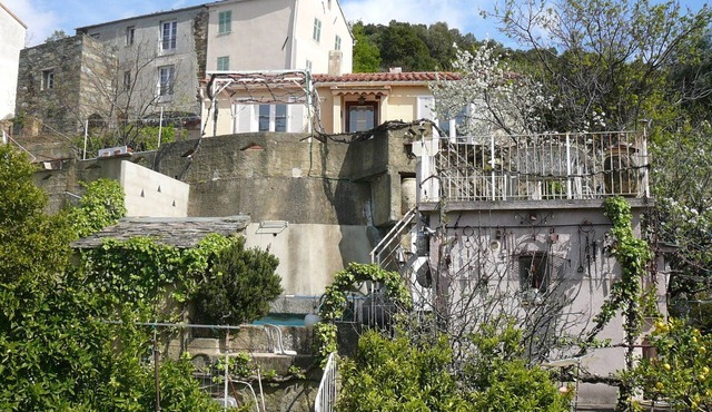 Sunny villa with stunning views over the village and the sea