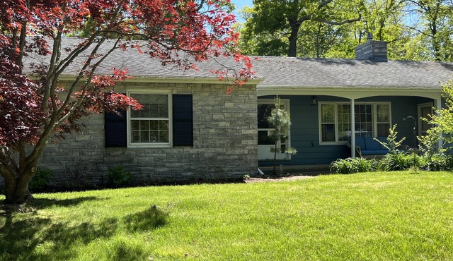 Sunny Vineyard Getaway Close to Everything steps from sound clean and comfy