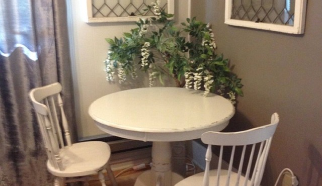 Sunny vintage style updated apartment - In the Heart of the University District