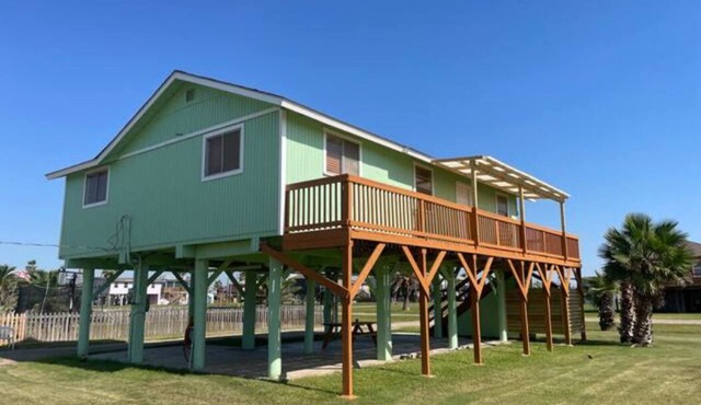 Sunny Vista -2 Bd - Seconds From the Beach!
