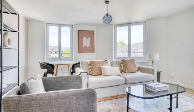 Sunny Weinegg 2.5 Room w/Storage, 10 mins to Seefeld, by Blueground