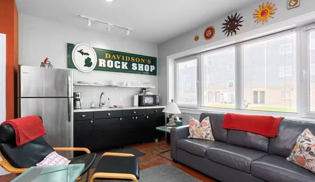 Sunny West Bay Retreat, nCozy Apartment on the Bay, steps from Downtown.