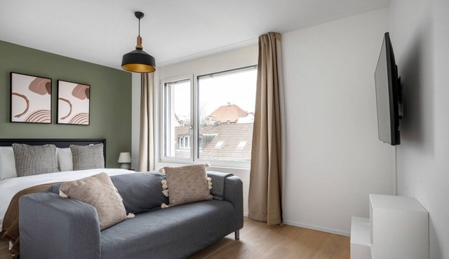 Sunny Wiedikon 1.5 Room w/Storage & W/D, 3 min to Market, by Blueground