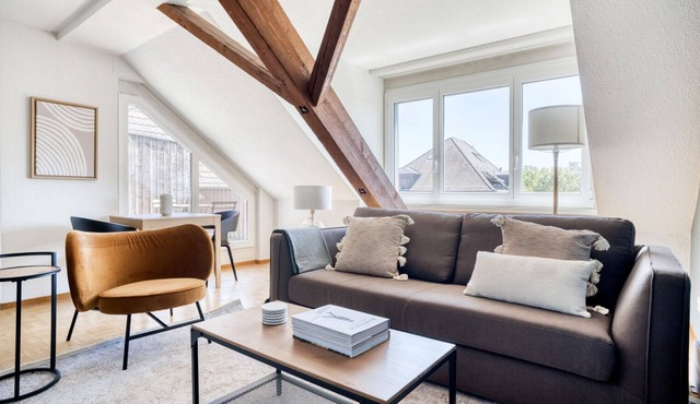Sunny Wiedikon 2.5 Room w/Storage, 1 min to Market, by Blueground