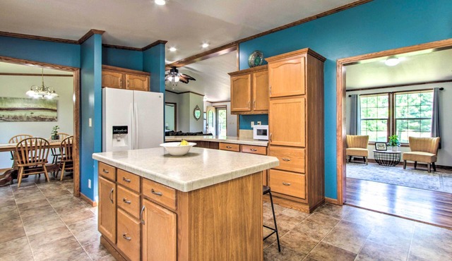 Sunny Wisconsin Dells Apartment w/Deck & Fire Pit