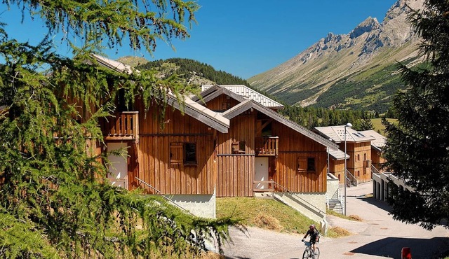 Sunny wooden flat in SuperDévoluy