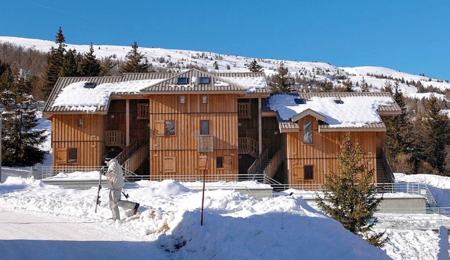 Sunny wooden flat in SuperDévoluy