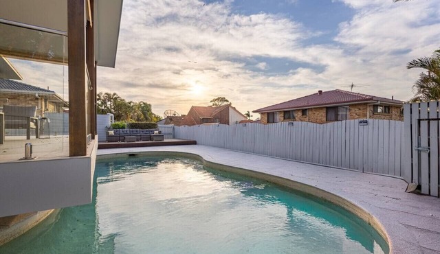 Sunnybank Hills Retreat 4BR Home w/Pool &Backyard