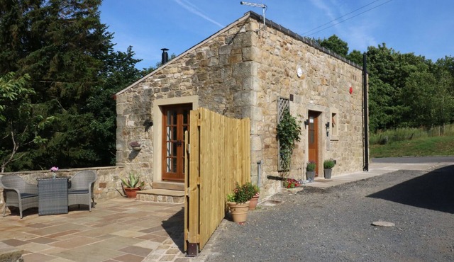 SUNNYBROOK COTTAGE, with open fire in Waddington