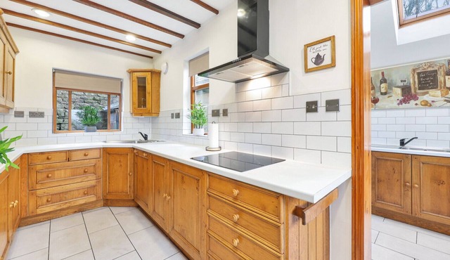 Sunnydene House - Four Bedroom House, Sleeps 8