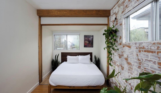 Sunnyside-3 br in Trendy Kensington-AC-Garage