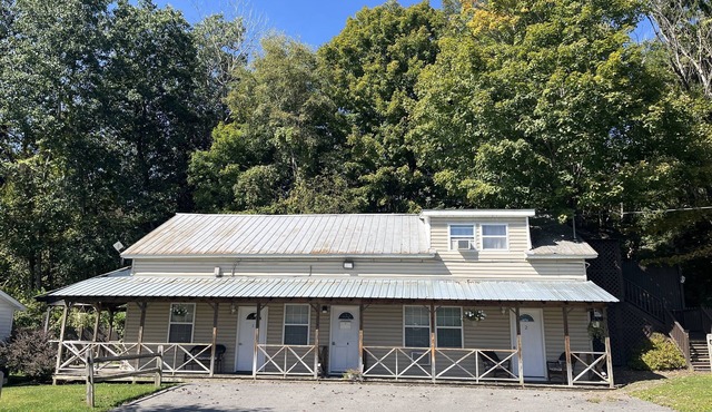 Sunnyside Apartment 1#, 1 of 3 - Great location, pool, 1/2 mile to Dreams Park