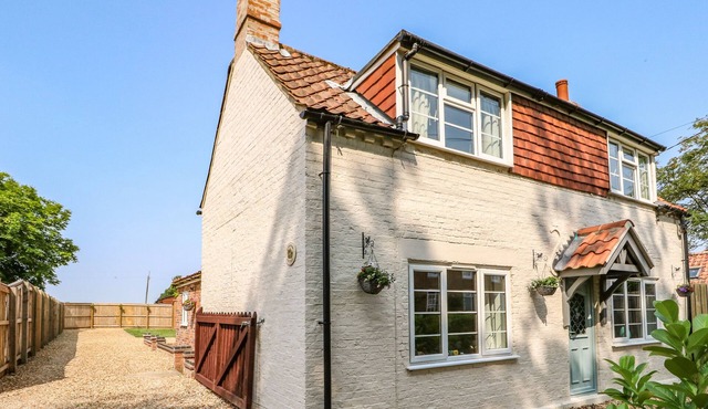 SUNNYSIDE COTTAGE, pet friendly, with a garden in Swaton