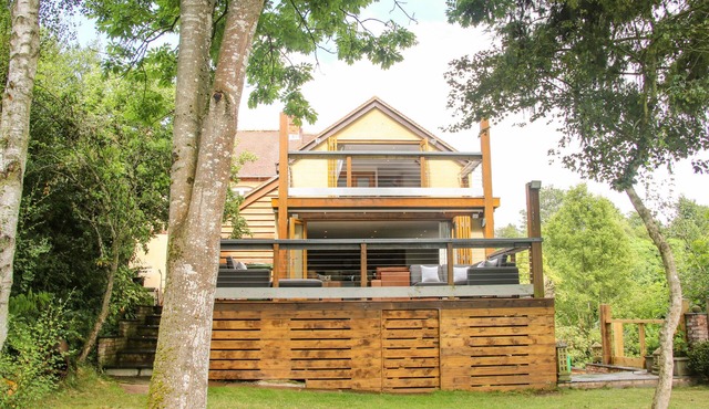 SUNNYSIDE, family friendly, with hot tub in Yarpole