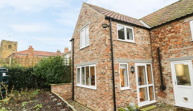 SUNNYSIDE GARDEN COTTAGE, pet friendly, with a garden in Husthwaite