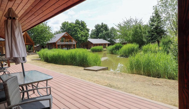 SUNNYSIDE LODGE, pet friendly, with hot tub in Thorpe-On-The-Hill