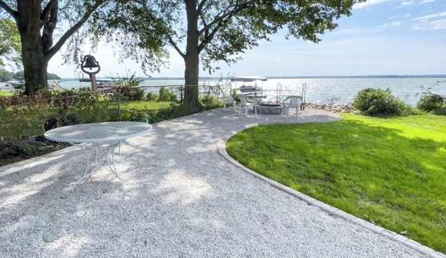 "Sunnyside & Magnolia", A peaceful lakeside getaway - Under New Mgmt in 2025!