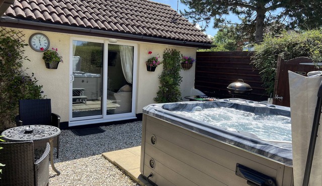 SUNNYSIDE, romantic, with hot tub in Barrow-Upon-Humber