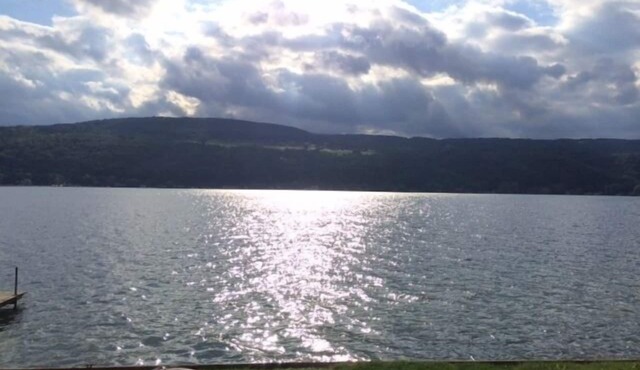 Sunnyside Shore - Lakefront Retreat, 2 bedroom, 1 bathroom, sleeps 4-6