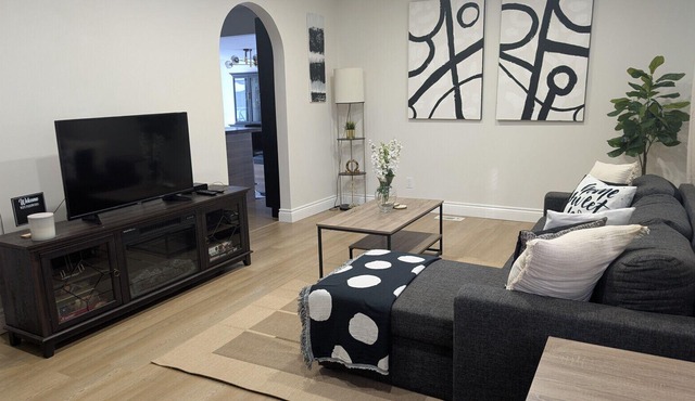 Sunnyside Stay-3bdrm w/Gym!