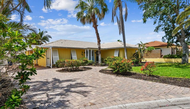 Sunnyside Up Cottage - Walk to Siesta Beach, Waterfront Home by Gulf Coast Holiday Homes