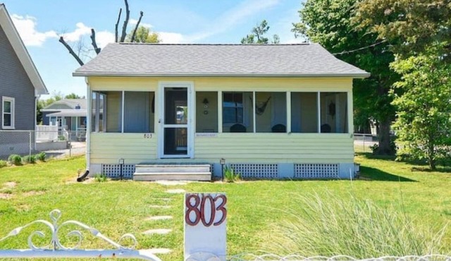 Sunnyside Up - Small Dog Friendly Waterfront Cottage