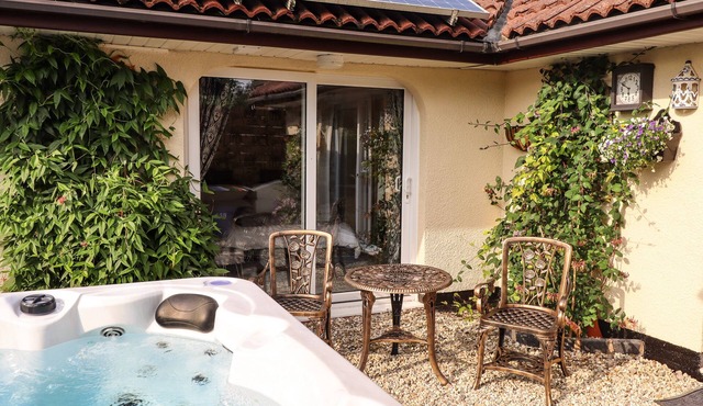 SUNNYSIDE, with hot tub in Barrow-Upon-Humber